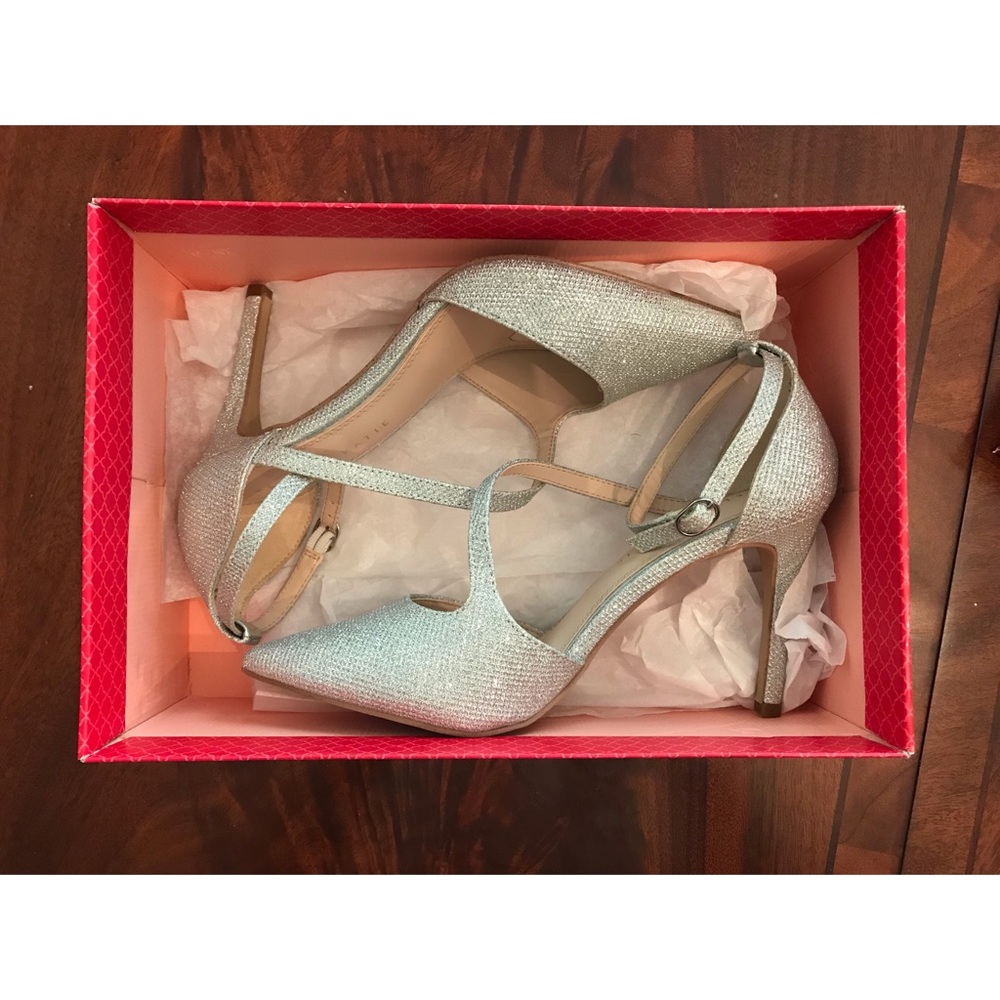 Kelly & Katie Silver Sevama Heels - Picture 3 of 6